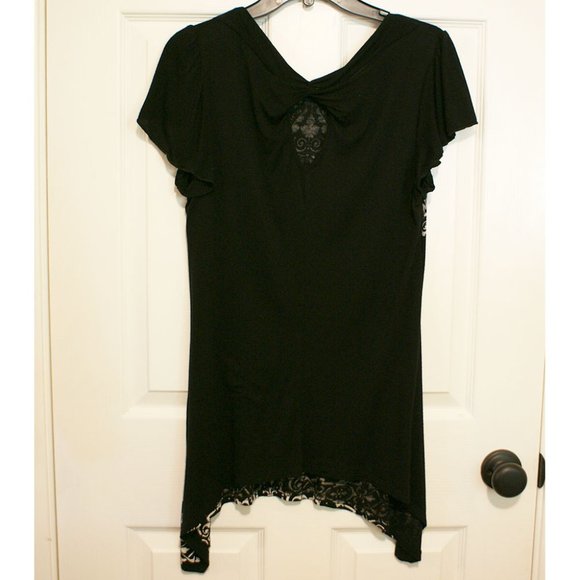 3 for $20! ✨ Handkerchief top with keyhole back - Picture 3 of 5